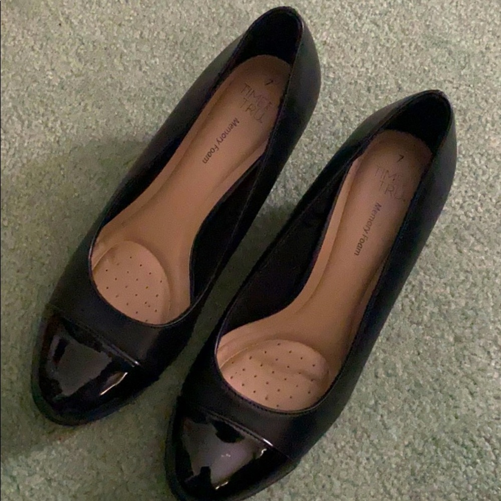 Black wedges